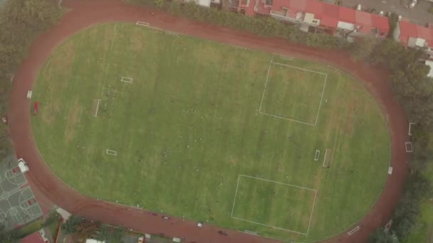 Vista Aérea Treino Futebol Campo Futebol Virando Cima Grande Campo — Vídeo de Stock