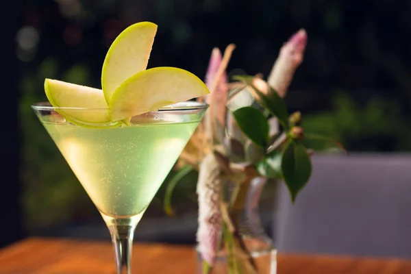 Tahta masada elmalı martini, güneşli bir hava. Güneşli yaz gününde elmalı martini..