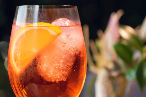 Cocktail Laranja Com Enfeite Laranja Copo Vinho Spritz Aperol Ambiente — Fotografia de Stock