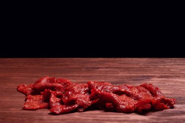 En iyi Meksika usulü çiğ biftek. Taze ve çiğ et. Çiğ et karışımı. Tahta masada çiğ biftek..