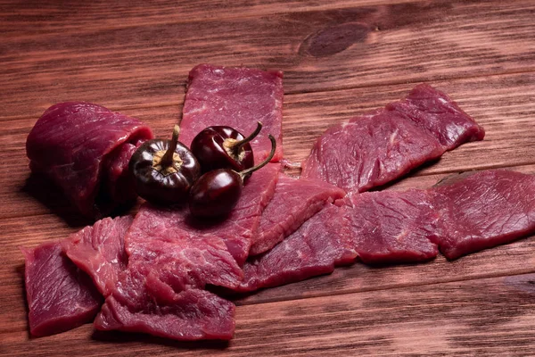 Premiumnedskärningar Biff Färskt Och Rått Kött Köttblandning Obehandlade Biffar Träbord — Stockfoto