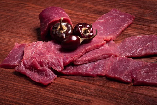 Çiğ Bifteğin Iyi Kesimi Taze Çiğ Çiğ Karışımı Tahta Masada — Stok fotoğraf