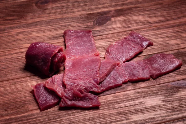 生牛排的优质切碎 新鲜和生肉 生肉混合物 生牛肉牛排放在木制桌子上 — 图库照片