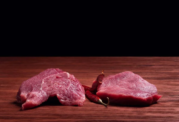 Çiğ bifteğin en iyi kesimi. Taze ve çiğ et. Çiğ et karışımı. Tahta masada çiğ biftek..