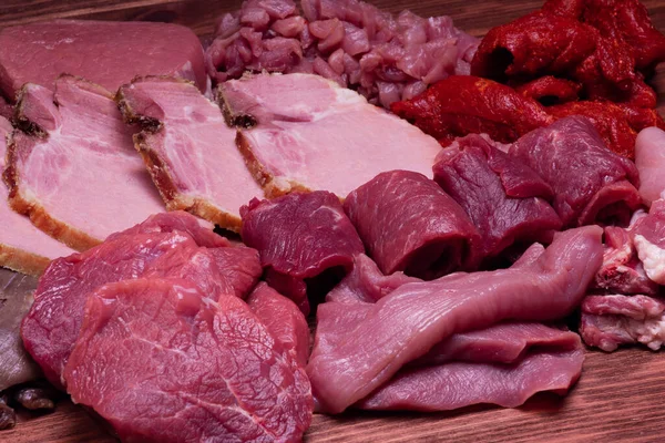生牛排的优质切碎 新鲜和生肉 生肉混合物 生牛肉牛排放在木制桌子上 — 图库照片