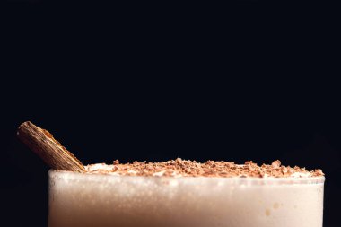 Mesaj için yer açılmış kahve kokteyli. Siyah arkaplan.