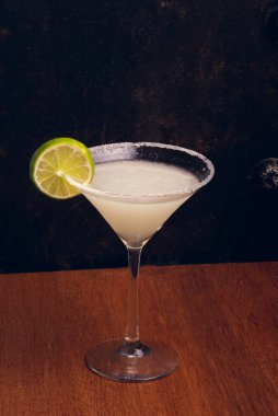 Kırsal arka planda Margarita, mesaj için yer var. Dikey çekim