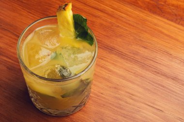 Tahta masada meyve karışımı var. Sıcak renkli kokteyller.. 