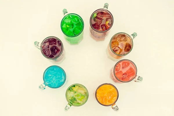 Cocktails Toniques Colorés Dans Grands Verres Sur Fond Blanc — Photo