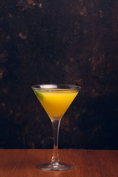 Fruit Martini Auf Rustikalem Hintergrund Mit Platz Für Text Vertikaler — Stockfoto