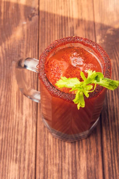 Cerveja Michelada Com Sumo Tomate Clamato Com Cerveja Mesa Madeira — Fotografia de Stock