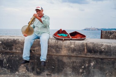 HAVANA, CUBA - 10 Mayıs 2010 Kübalı adam portresi. La Havana Küba 'da Editör Portresi.