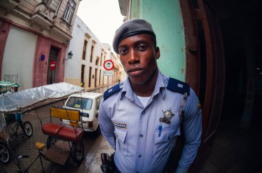 HAVANA, CUBA - 10 Mayıs 2010 Küba polisinin portresi. La Havana Küba 'da Editör Portresi