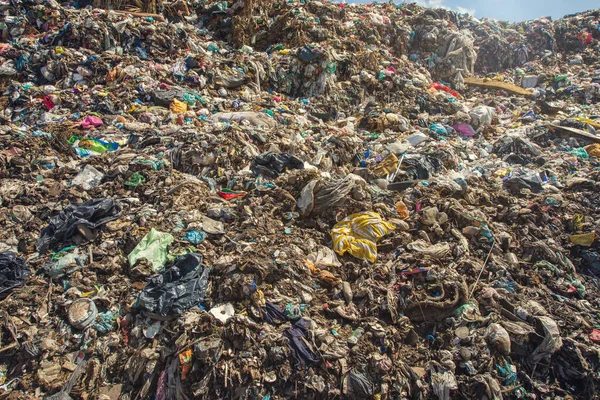 垃圾堆在垃圾填埋场里 都市生活垃圾填埋场的垃圾 污染问题 — 图库照片
