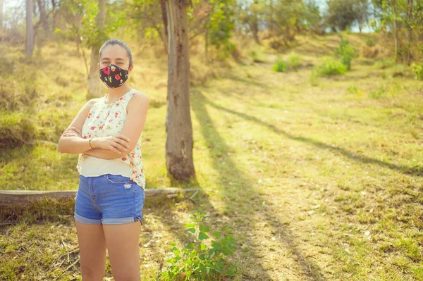 Ormanda Parkta Yüz Maskesi Takan Sıradan Bir Kadın Portresi Açık — Stok fotoğraf