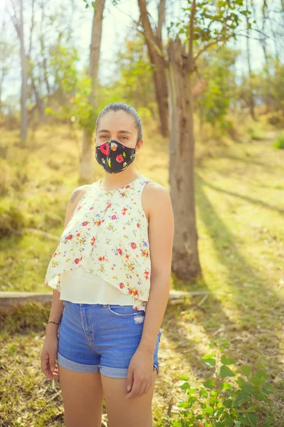 Ormanda Parkta Yüz Maskesi Takan Sıradan Bir Kadın Portresi Açık — Stok fotoğraf