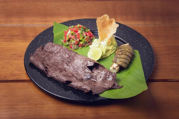 Geleneksel Meksika yemeği Oaxaca 'dan. Meksika yemeği ve kırmızı biberli gurme. Meksika geleneksel yemek gurmesi masada. Egzotik Meksika yemekleri. Meksika eti