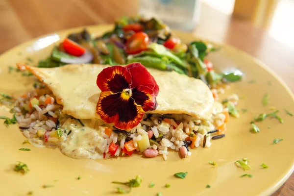 Tortilla Desayuno Con Lado Arroz Ensalada Concepto Desayuno Saludable — Foto de Stock