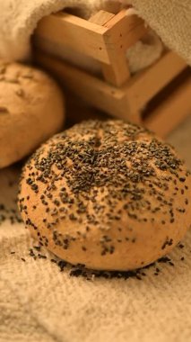 Kırsal bir zeminde ev yapımı ekmek. Taze ekmeğin dikey videosu. Taze pişmiş ekmek, dikey çekim.