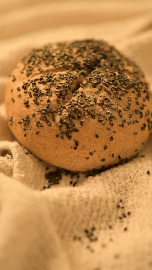 土制面包 背景简朴 新鲜面包的垂直录像 新烘焙的面包 垂直拍摄 — 图库视频影像