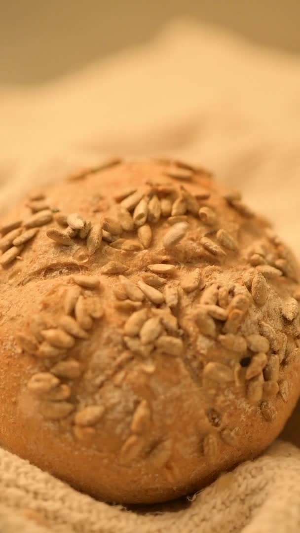 Chleb Domowej Roboty Rustykalnym Tle Pionowe Nagranie Świeżego Chleba Świeżo — Wideo stockowe