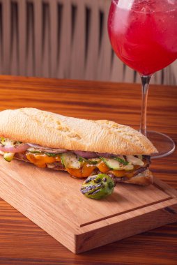 Kırsal masada yeşil biberli baget sandviç.