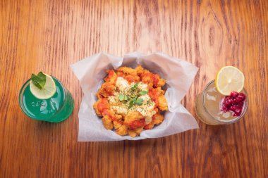 Kokteyl renkli karidesli patlamış mısır. Masa ve gurme deniz ürünleri karışımı.