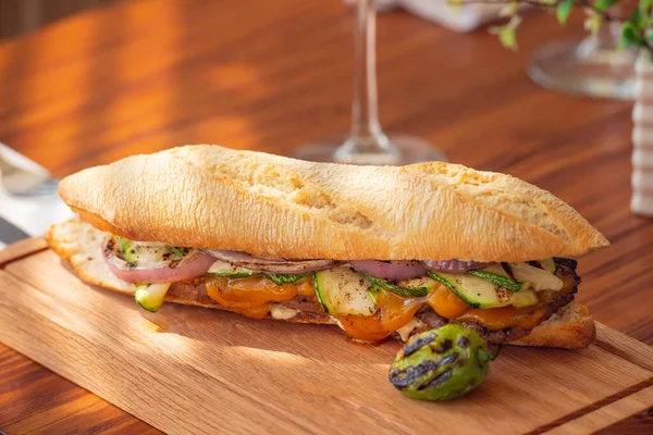 Kırsal masada yeşil biberli baget sandviç.