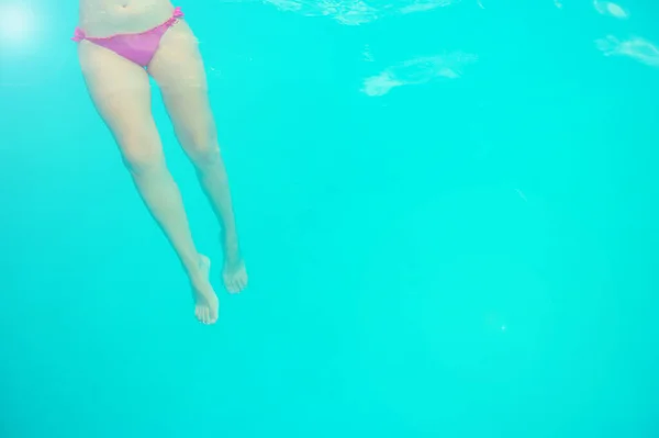 Weibliche Beine Poolwasser Beine Einer Entspannten Jungen Frau Schwimmbad Sommerferienkonzept — Stockfoto