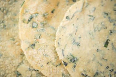 Meksika geleneksel el yapımı tortilla. Yakın zamanda ahşap masada el yapımı mısır tortillası. Meksika yemeği