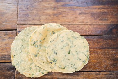 Meksika geleneksel el yapımı tortilla. Yakın zamanda ahşap masada el yapımı mısır tortillası. Meksika yemeği