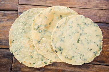 Meksika geleneksel el yapımı tortilla. Yakın zamanda ahşap masada el yapımı mısır tortillası. Meksika yemeği