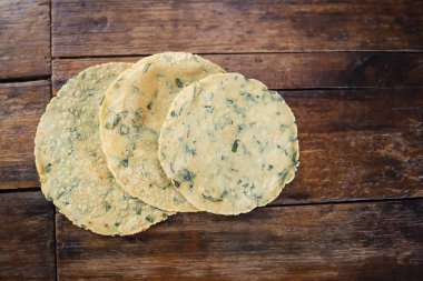 Meksika geleneksel el yapımı tortilla. Yakın zamanda ahşap masada el yapımı mısır tortillası. Meksika yemeği