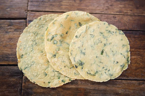 Meksika geleneksel el yapımı tortilla. Yakın zamanda ahşap masada el yapımı mısır tortillası. Meksika yemeği