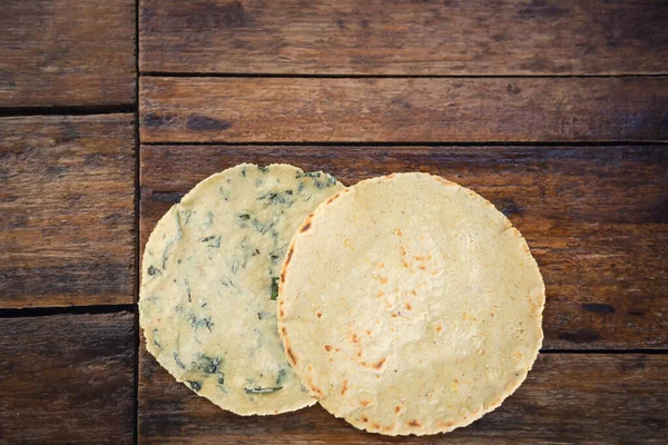 Meksika geleneksel el yapımı tortilla. Yakın zamanda ahşap masada el yapımı mısır tortillası. Meksika yemeği