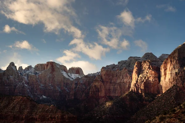 Gün batımında Zion Ulusal Parkı 'nın manzarası. Zion Ulusal Parkı manzarasında altın saat