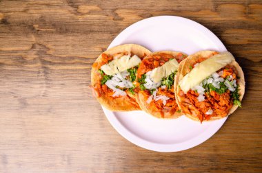 Mısır ekmekli tacos al pastor. Meksika yemeği. Tahta masada Meksika yemeği konsepti. Geleneksel Meksika yemekleri
