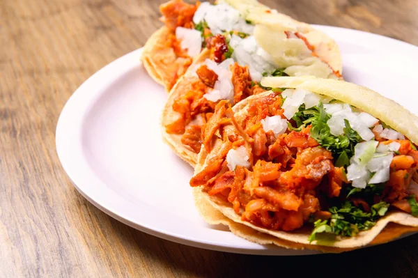 Mısır ekmekli tacos al pastor. Meksika yemeği. Tahta masada Meksika yemeği konsepti. Geleneksel Meksika yemekleri