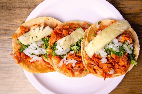 Tacos Pastor Kukuřičnými Tortilami Mexické Jídlo Koncept Mexického Jídla Dřevěném — Stock fotografie