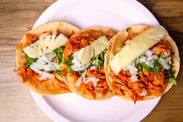 Mısır ekmekli tacos al pastor. Meksika yemeği. Tahta masada Meksika yemeği konsepti. Geleneksel Meksika yemekleri