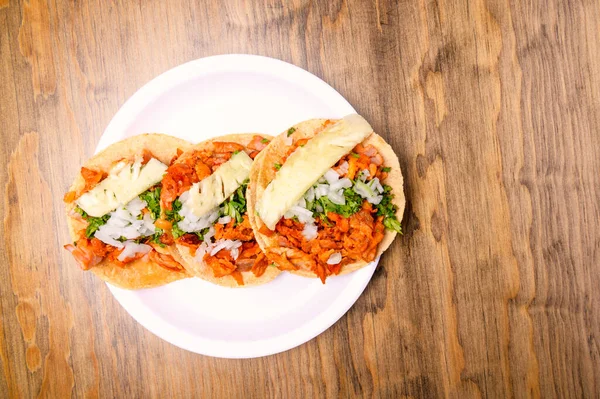 Mısır ekmekli tacos al pastor. Meksika yemeği. Tahta masada Meksika yemeği konsepti. Geleneksel Meksika yemekleri