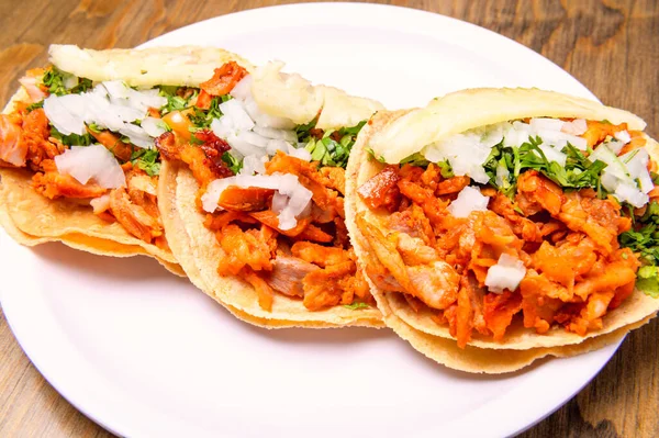 Mısır ekmekli tacos al pastor. Meksika yemeği. Tahta masada Meksika yemeği konsepti. Geleneksel Meksika yemekleri