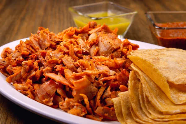 Mısır ekmekli tacos al pastor. Meksika yemeği. Tahta masada Meksika yemeği konsepti. Geleneksel Meksika yemekleri