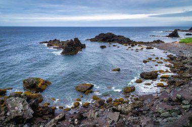 Fırtına sonrası kasvetli mavi gökyüzü Gros Morne Ulusal Parkı, Newfoundland, Kanada