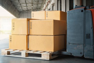 Paket Kutuları, Tahta Paletler 'e yığılıp Müşterilere Gönderilecek. Dağıtım Deposu Nakliyat. Tedarik zinciri, erzak sevkiyatı. Depo Lojistik ve Ulaşım.