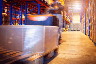 İşçilerin Hızlı Hareketi Paket kutularını Depo 'ya boşaltıyor. Elektrik Forklift Palet Yükleyici. Depo malzemeleri. Tedarik zinciri, nakliye malzemeleri. Dağıtım Deposu Nakliye Lojistiği