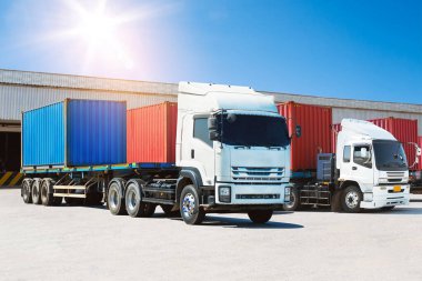 Depo 'daki otoparkta yarı karavan kamyonları. Kargo konteynırı. Rıhtım deposunda yük kamyonu var. Dağıtım Deposu. Büyük kamyon. Nakliye Aracı Taşımacılığı