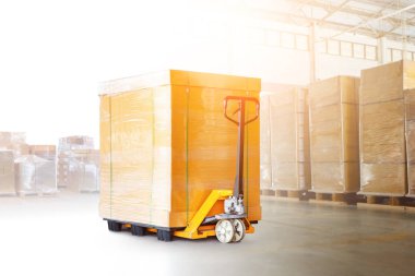 Depo 'da bir sürü paket kutusu var. Forklift Palet Yükleyici. Kutular, karton kutular. Depo deposu. Tedarik zinciri, Malzeme Sevkiyatı. Nakliye Deposu Lojistiği.