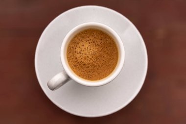 Braun arka planda kahvaltı için bir fincan kahve..