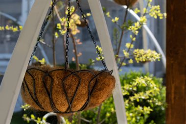 Bahçedeki çiçekler için boş el sepeti.